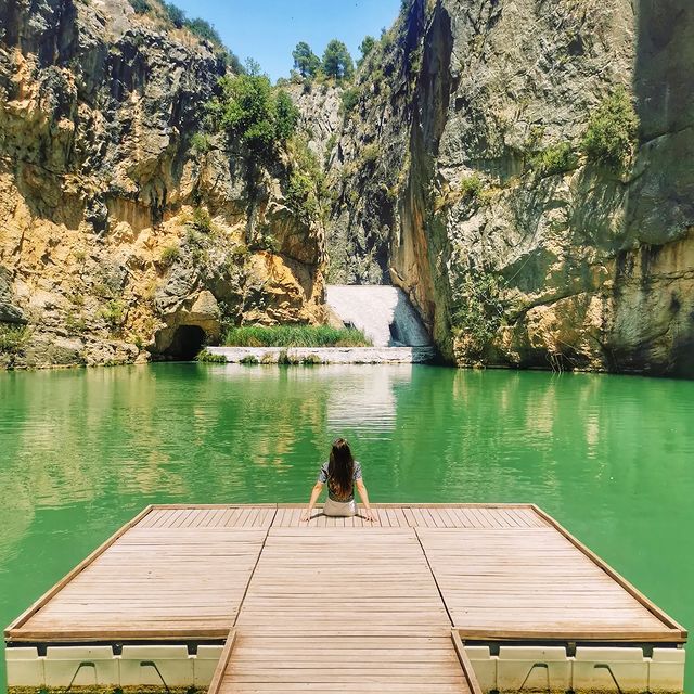 This spectacular place is located between vertikal walls of the River #turia in #chulilla, 60 km from #valencia .Hiking option through the incredible natural landscape. 🥰#charcoazul #españa #spain #travelphotography #travel #vacaciones #vacation #summer #hiking #nature